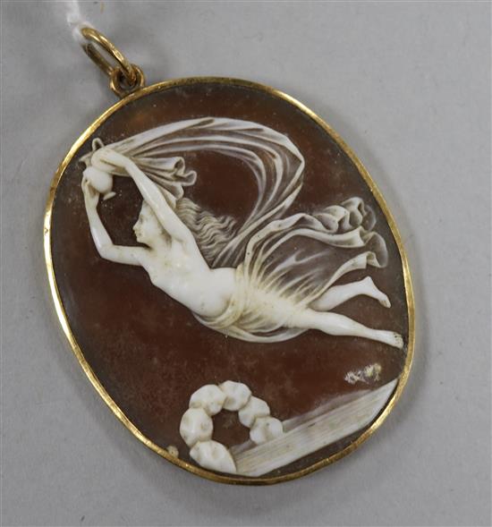 A yellow metal mounted oval cameo pendant carved with a lady, 50mm.